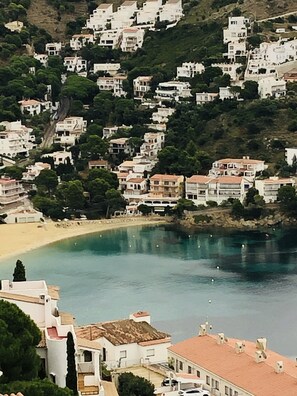 Vue de la terrasse sur la crique de Caneylles 