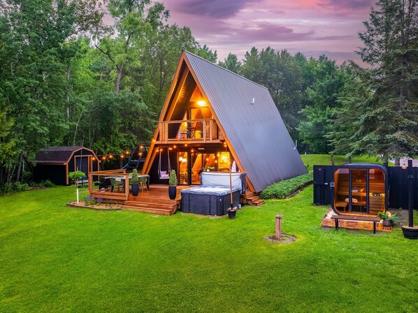 Your modern A-frame escape awaits—complete with a hot tub, sauna, firepit, and room to roam. Sunsets, s’mores, and serenity included