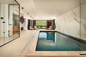Wellnessbereich mit privatem Innenpool, umgeben von Sonnenliegen im dalmatinischen Miet- und Ferienhaus Thalia Marina
