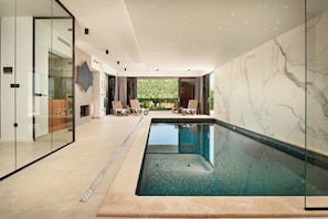 Wellnessbereich mit privatem Innenpool, umgeben von Sonnenliegen im dalmatinischen Miet- und Ferienhaus Thalia Marina
