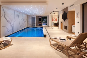 Sonnenliegen am privaten Innenpool im Familienferienhaus Thalia mit Fitnessstudio in Marina