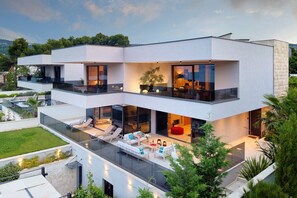 Blick auf den Garten und das Grundstück der modernen Ferienvilla Thalia mit Innenpool in Marina
