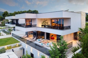 Blick auf den Garten und das Grundstück der modernen Ferienvilla Thalia mit Innenpool in Marina