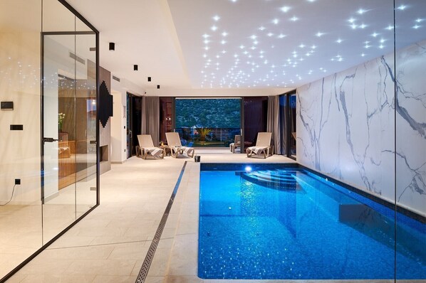 Innenpool mit Sonnenliegen in der kroatischen Luxusvilla Thalia mit Fitnessstudio in Marina bei Trogir