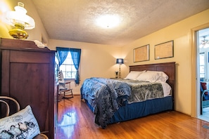 Sectioned off King bedroom,private bathroom, kitchenette, lounge & laundry area