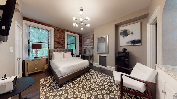 Recently renovated apartment with queen size memory foam bed. Accessibility to public transportation, the place is a walk to Orange Line at Back Bay and Green Line at Arlington