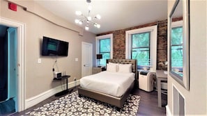 Recently renovated apartment with queen size memory foam bed. Accessibility to public transportation, the place is a walk to Orange Line at Back Bay and Green Line at Arlington