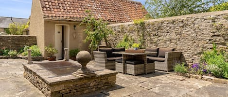 Patio and Garden Room, Candlemaker's Cottage, Bolthole Retreats