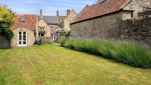 The rear garden, Candlemaker's Cottage, Bolthole Retreats