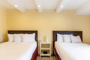 Bedroom 2 w/ 1 Queen Beds