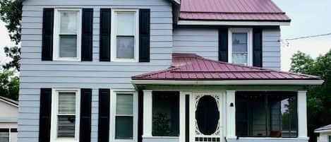 The Chapland House, there are 5 steps to climb to enter house