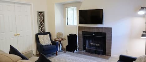 Cozy Living Room w/ Smart TV & Cable