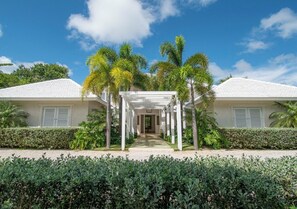 Hacienda A21- Golf-front villa with large spaces situated in luxury beach resort (728)