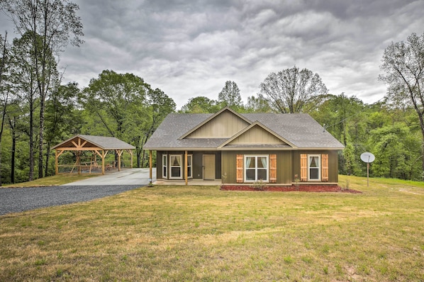 Tallassee Vacation Rental | 3BR | 2BA | 1,800 Sq Ft | Step-Free Access