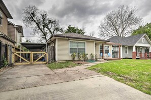 Apartment Exterior | Keyless Entry | Homeowners On-Site (Main House)