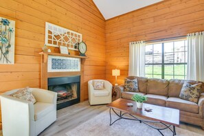 Living Room | 1st Floor | Air Conditioning | Free WiFi | Queen Sleeper Sofa