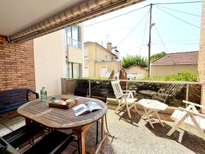 Meubles, Chaise, Balcon, Tableau De Plein Air, Appartement, Mobilier De Jardin, Plante D'Appartement, Vélo, Table Cuisine Et Salle A Manger, Pot De Fleur