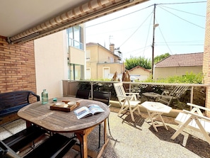 Meubles, Chaise, Balcon, Tableau De Plein Air, Appartement, Mobilier De Jardin, Plante D'Appartement, Vélo, Table Cuisine Et Salle A Manger, Pot De Fleur