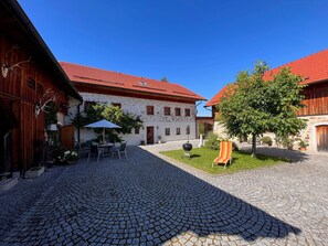 Pflanze, Gebäude, Himmel, Fenster, Haus, Strassenbelag, Baum, Urban Design, Hütte, Freizeit