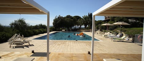 Cielo, Piscina, Shade, Acqua, Rettangolo, Mobili Da Esterno, Lettino, Tempo Libero, Legna, Tetto