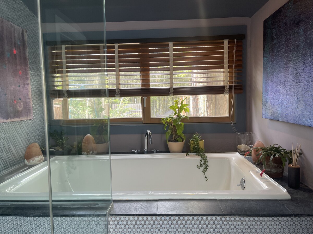 Bohemian chíc 2 bedroom home w/ indoor pool & sauna in Sag Harbor.