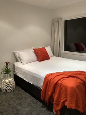 Bedroom 2, Queen size bed