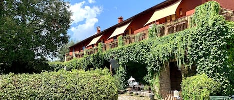 le casette rosse affacciate sulla piazza de sul cortile del ristorante