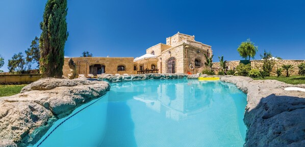 Chateau pool 3