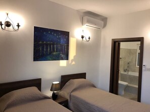Lyons Bedroom 5