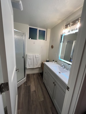 Full bathroom (view 1)