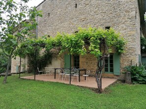 Terrasse extérieure privative proche de la piscine