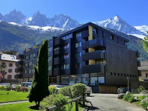 Cielo, Planta, Montaña, Edificio, Propiedad, Verde, Nieve, Diseño Urbano, Ventana, Árbol