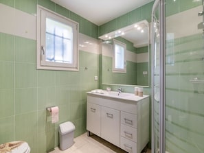 Spiegel, Sinken, Zapfhahn, Eigentum, Badezimmerschrank, Armatur, Gebäude, Cabinetry, Bad Sink, Badezimmer