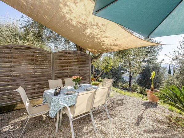 Pflanze, Tabelle, Eigentum, Möbel, Stuhl, Gebäude, Schatten, Blumentopf, Tisch Im Freien, Gartenmöbel