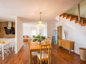 Table, Meubles, Propriété, Chaise, Bois, Canapé, Éclairage, Design Intérieur, Sol, Table Cuisine Et Salle A Manger