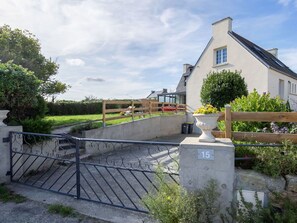 Wolke, Pflanze, Himmel, Gebäude, Grundstueck, Haus, Baum, Strassenbelag, Wasserlauf, Gras