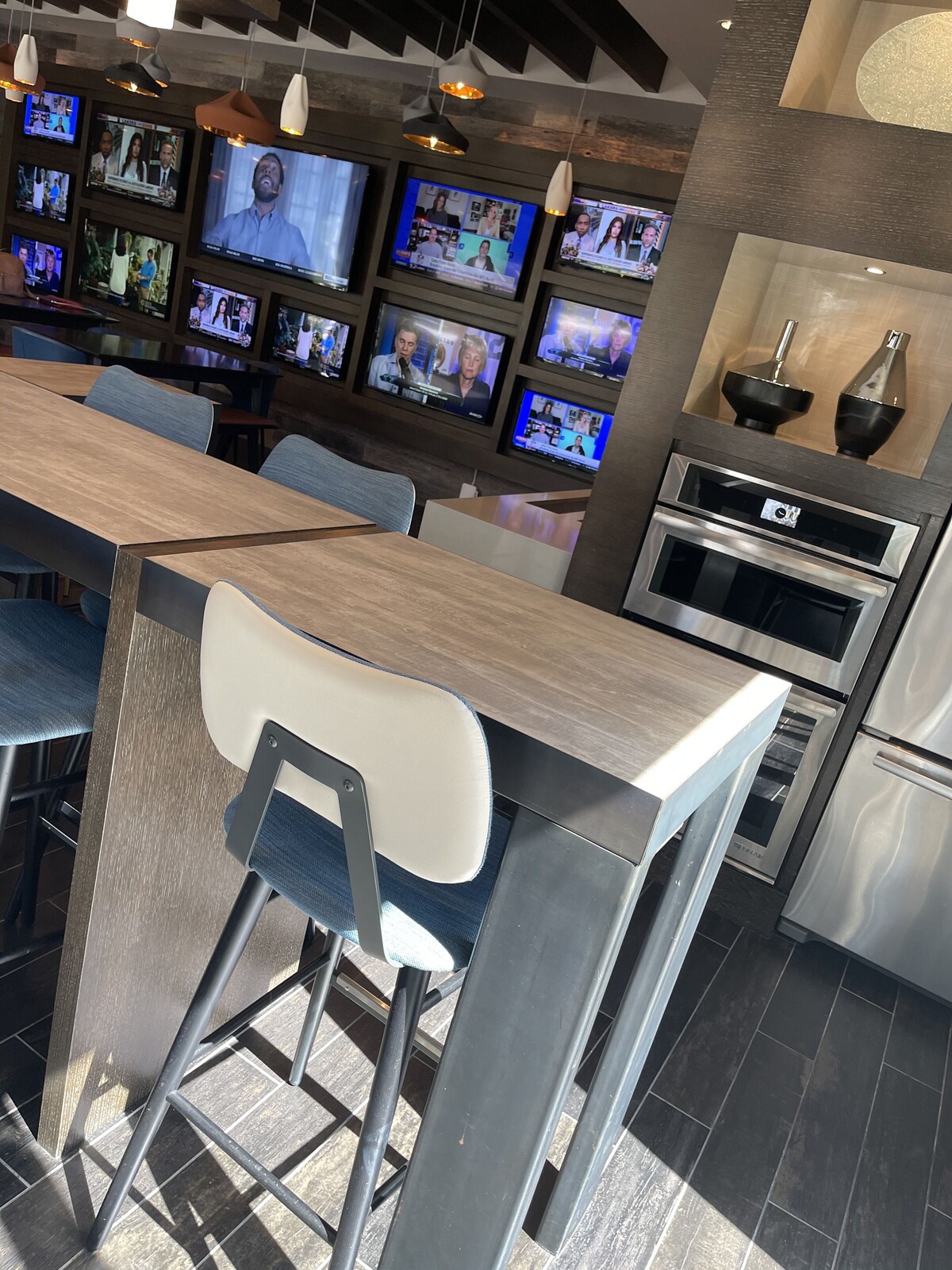 LIV LUXURE |LIVING IN DELUXE 2BD 2BTH LUXURY |POOL