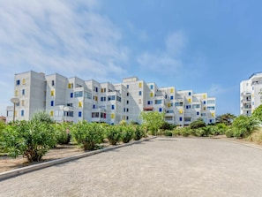 Himmel, Wolke, Gebäude, Pflanze, Fenster, Grundstueck, Urban Design, Nachbarschaft, Eigentumswohnung, Wohngebiet