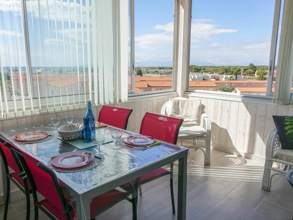 Tabelle, Himmel, Wolke, Möbel, Eigentum, Fenster, Azurblau, Stuhl, Interior Design, Gartenmöbel