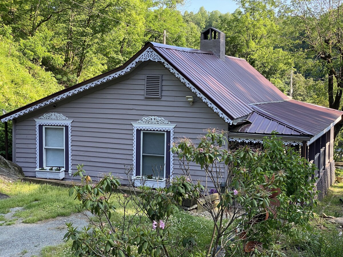 Plum Crooked Poet’s Cottage Once Upon A Time Downtown Marshall Alpine Charm