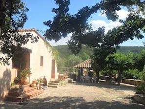 Vue extérieure du bâtiment. l'entré de la villa table extérieur et parking devant