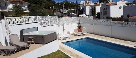 Pool. New! Terras with Jacuzzi and a white screen on the wall for even more privacy!