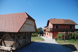 Hisa Vina and Adjacent Oak Barn