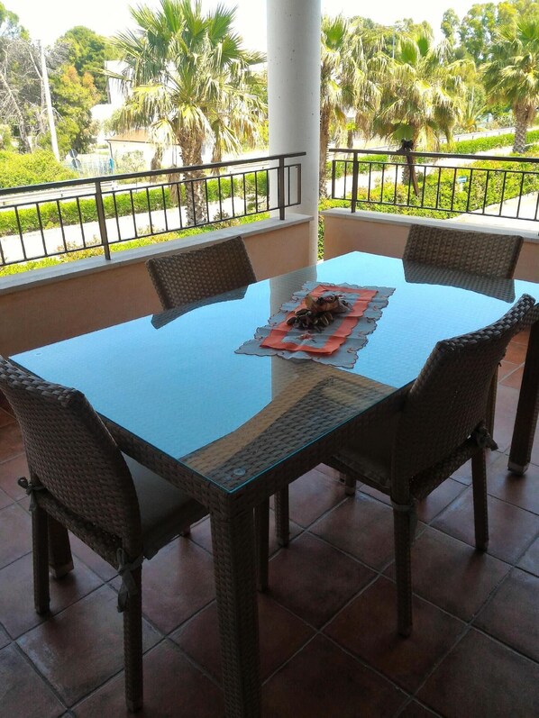 Outdoor dining