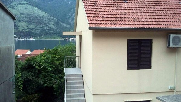 External view of the building. 2-bedroom apartment (90 m2 + terrace) with separate entrance