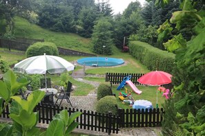 Pool mit Spielplatz