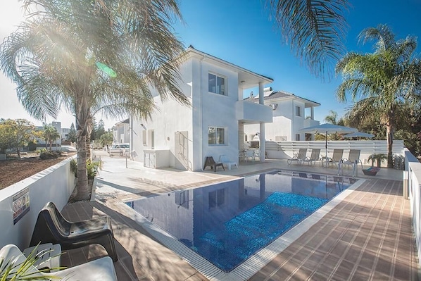 Villa FV04, Beautiful 3 Bedroom Pernera Villa with private pool