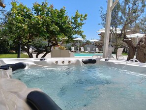 Outdoor spa tub