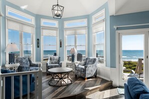 SP2A: Somerset's Lighthouse l Top Level Living Area w Ships Watch