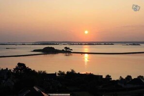 Vue extérieure du bâtiment. lever de soleil au dessus de l'ile Callot